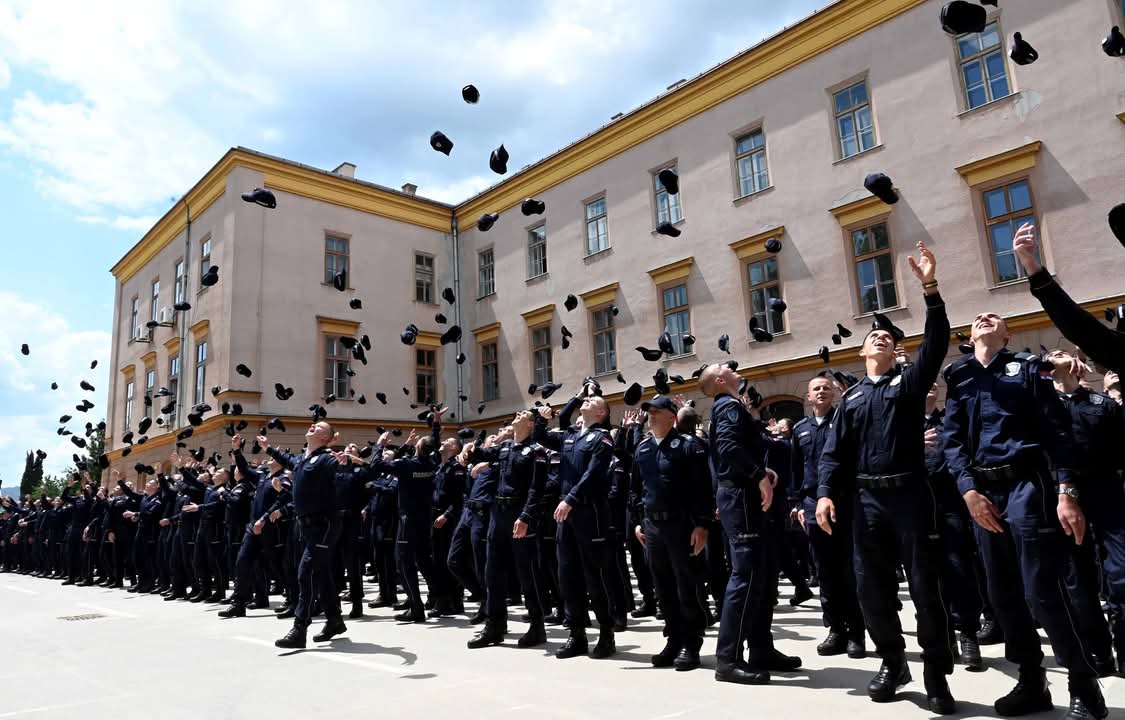ЧЕСТИТКА ПОВОДОМ ПРОМОЦИЈЕ ПОЛАЗНИКА ЦЕНТРА ЗА ОСНОВНУ ПОЛИЦИЈСКУ ОБУКУ